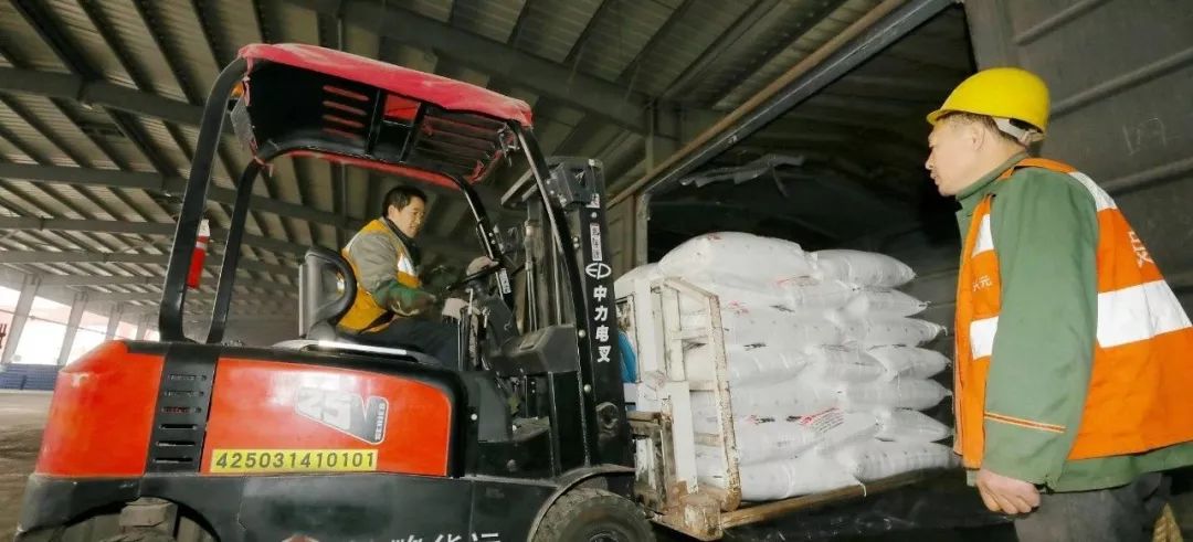 走進火車物流港！四川美豐服務春耕化肥產品發運忙